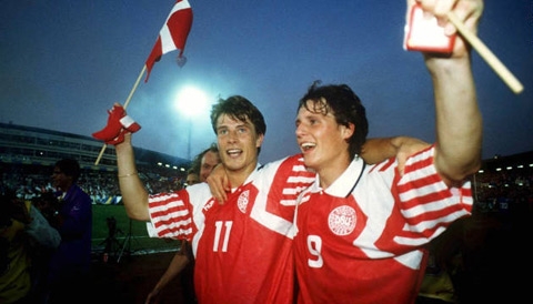 Laudrup (trái) và khoảnh khắc vô địch thần kỳ cùng Đan Mạch