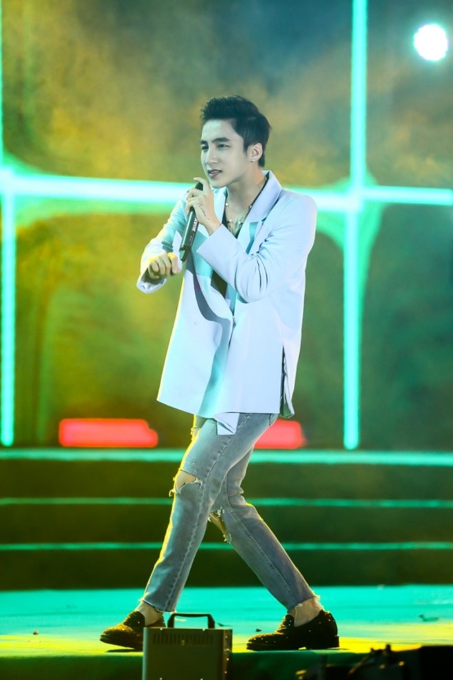 Hoang Thuy Linh, Son Tung khuay dong 25.000 khan gia hinh anh 4