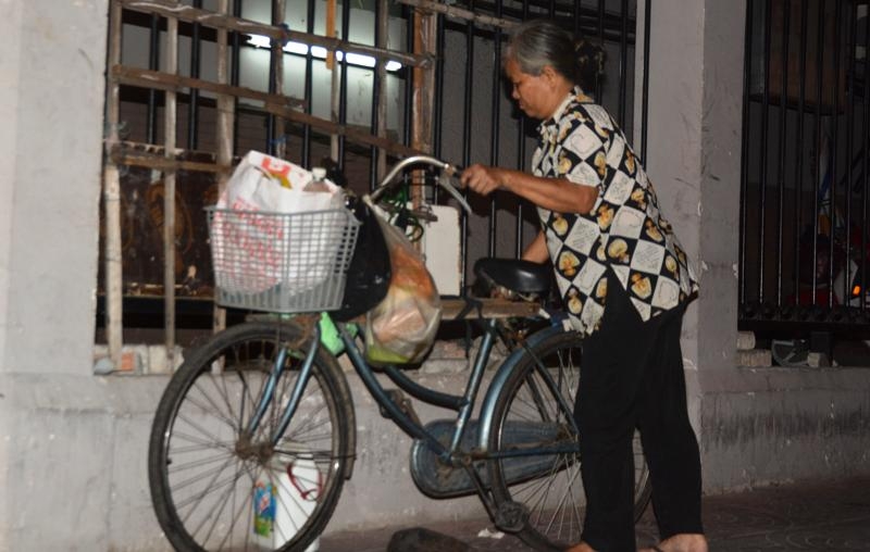 vá xe đêm, Sài Gòn, sửa xe, mưu sinh, lao động, xe đạp
