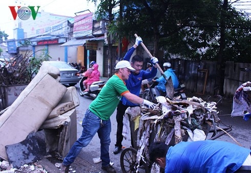 Ong Tay don rac Ha Noi: 'Cac ban da truyen cam hung cho toi' hinh anh 1