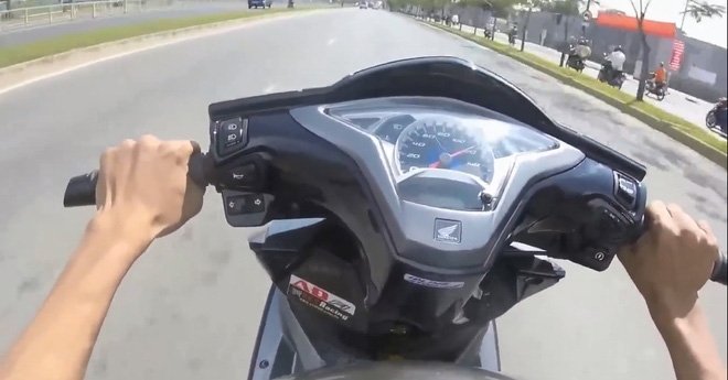  Chiếc tay ga đạt vận tốc 130 km/h trên phố. 