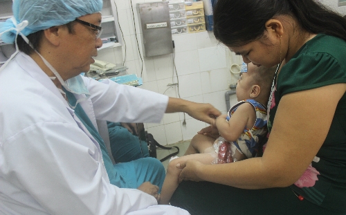 Phần hậu môn tạm được mở bên hông của bé Chí hiện sa thành búi lớn. Ảnh: Lê Phương.