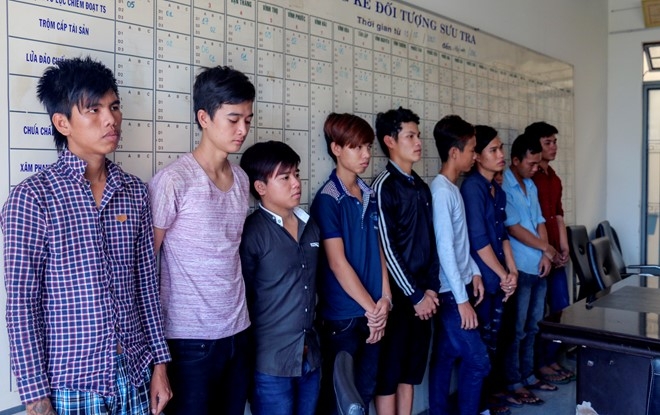 Bat nhom thanh nien gap ai chem nay o Nha Trang hinh anh 1