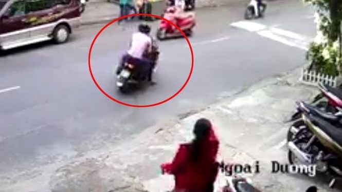 Tên cướp phóng lên xe máy tẩu thoát sau khi giật túi của người phụ nữ giữa trung tâm thành phố Đà Nẵng /// Ảnh chụp từ clip