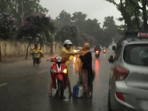 Co gai mac ao mua cho ba cu: 'Khong quan tam binh luan ac y' hinh anh 1