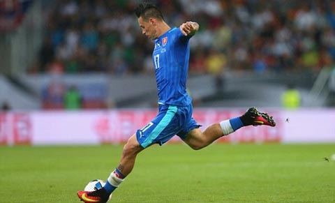 Hamsik thoải mái tung cú dứt điểm về lưới ĐT Đức
