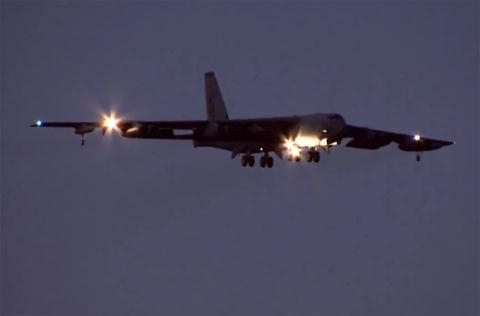 May bay B-52 lot xac van kem Tu-160  