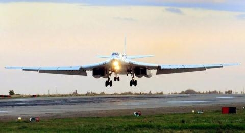 May bay B-52 lot xac van kem Tu-160  