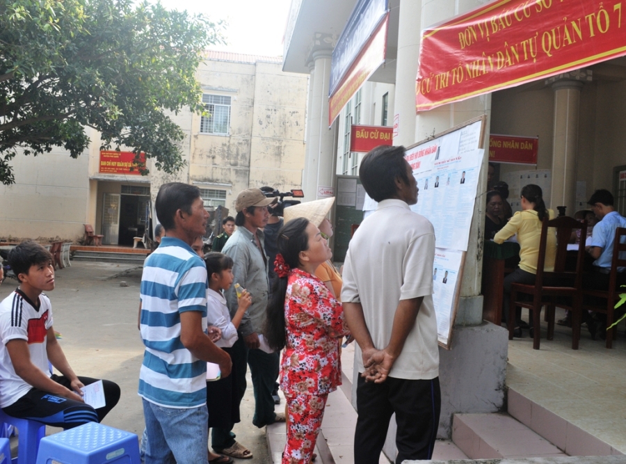 Người dân xã đảo Thổ Châu đọc kỹ lí lịch các đại biểu trước khi lựa chọn.