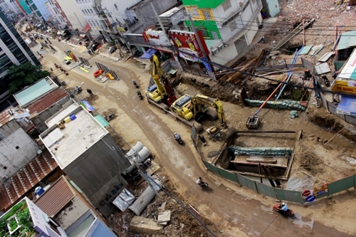  Đường Bạch Đằng, quận Tân Bình, TP HCM vẫn còn thi công nham nhở mặc dù dự kiến ban đầu sẽ hoàn thành trong tháng 1-2016. 