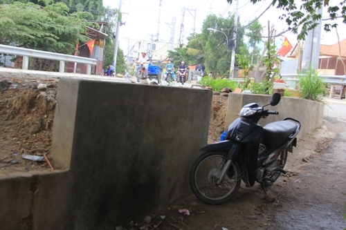  Trên tuyến đường Tam Bình, quận Thủ Đức chỗ nâng cao nhất là ở phường Tam Phú, với độ dốc từ nhà so với mặt đường là 1,5m. 