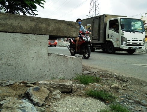 Nắp hố ga dự kiến trên đường Kinh Dương Vương cao khoảng 80cm. Nếu người dân muốn nước không tràn vào nhà và không leo dốc thì phải nâng lên khoảng 1m 