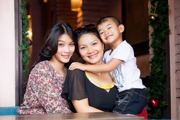  Kiều Trinh và con gái lớn Thanh Tú 19 tuổi, con trai thứ hai được 8 tuổi. 