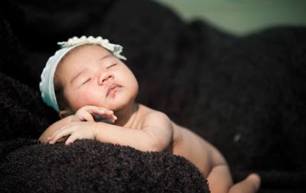  Con gái mới sinh của Kiều Trinh rất bụ bẫm, dễ thương. 