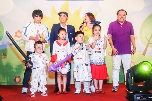 ngoc lan om chat ban trai trong buoi ra mat phim cua hoai linh hinh anh 4