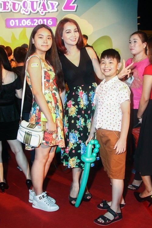ngoc lan om chat ban trai trong buoi ra mat phim cua hoai linh hinh anh 8