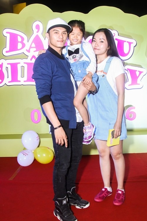 ngoc lan om chat ban trai trong buoi ra mat phim cua hoai linh hinh anh 13