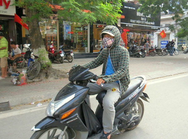 Trăm kiểu chống nắng nóng của người dân Thủ đô ngày hè tới