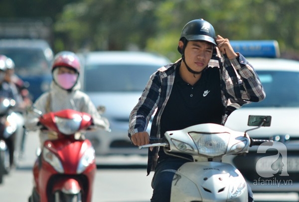 Trăm kiểu chống nắng nóng của người dân Thủ đô ngày hè tới