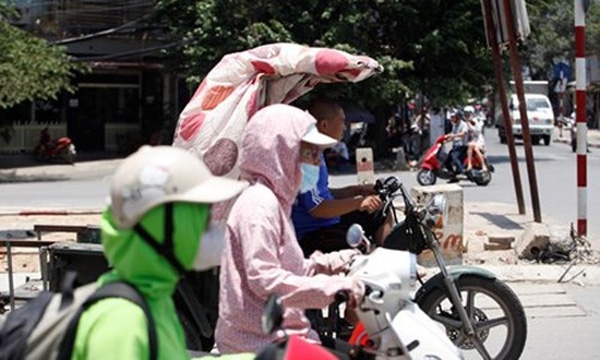 Trăm kiểu chống nắng nóng của người dân Thủ đô ngày hè tới
