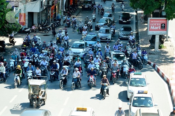 Trăm kiểu chống nắng bá đạo của người dân Thủ đô ngày hè tới