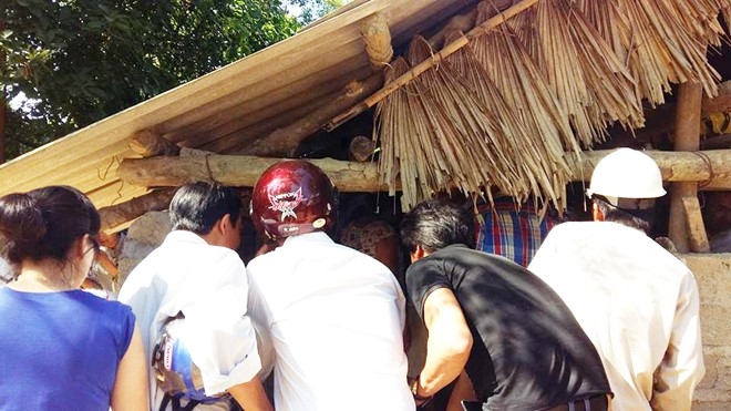 Tran dai 4 m cuon trong chuong bo, dan den khan vai hinh anh 2