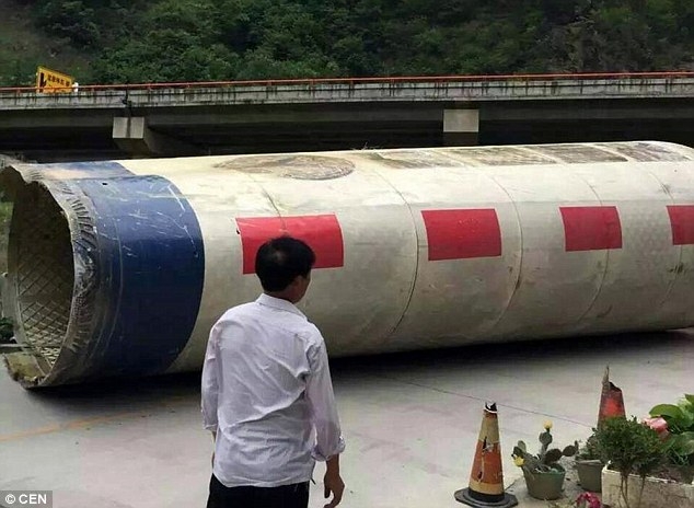  Một trong số những mảnh vỡ tên lửa rơi xuống Thiên Trụ Sơn (Ảnh: CEN) 