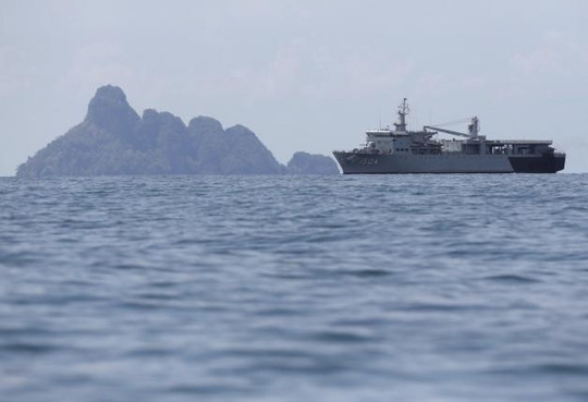  Tàu hải quân Malaysia tuần tra gần đảo Langkawi ngày 17-5. Ảnh: REUTERS 