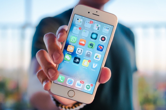 Ăn theo Samsung, đến lượt Apple cũng làm iPhone màn hình cong - Ảnh 1.