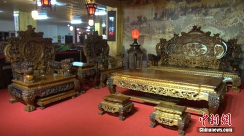 Choáng với bộ bàn ghế gỗ cẩm lai vàng giá gần 700 tỉ đồng - ảnh 2