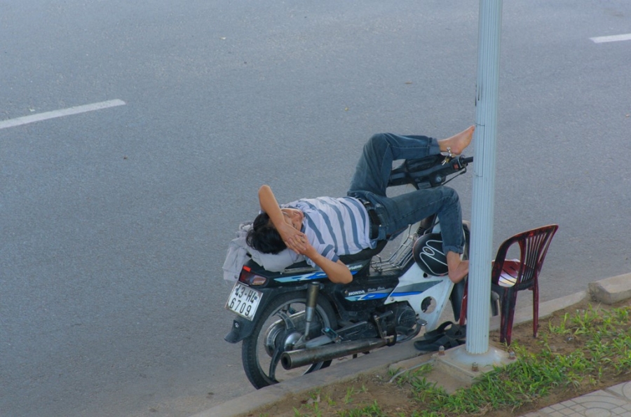 Dan Da Nang xuong gam cau, cong vien tron nong 37 do C hinh anh 4