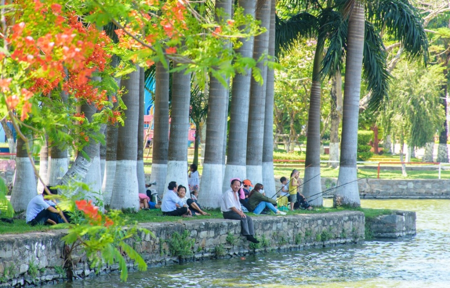 Dan Da Nang xuong gam cau, cong vien tron nong 37 do C hinh anh 7