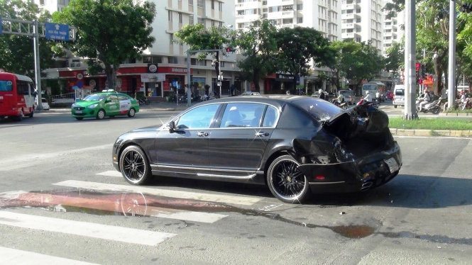 ​Dừng đèn đỏ, xế sang Bentley bị container tông biến dạng 