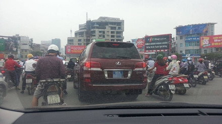  Xe Lexus 570 biển xanh 80A này được xác định là của một DN tư nhân kinh doanh khách sạn tại Hà Nội. 