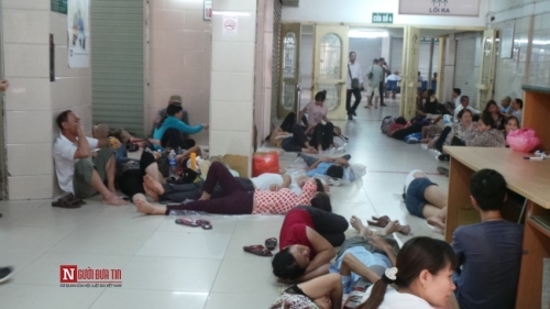 Hàng trăm bệnh nhân nằm vạ vật tránh nắng nóng ở BV lớn nhất Thủ đô - Ảnh 2