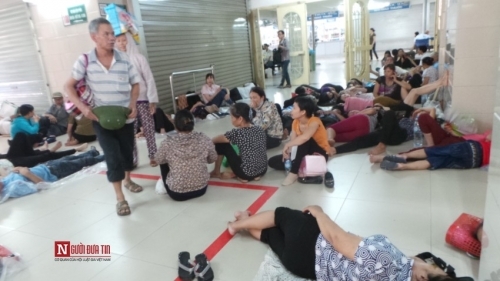 Hàng trăm bệnh nhân nằm vạ vật tránh nắng nóng ở BV lớn nhất Thủ đô - Ảnh 3