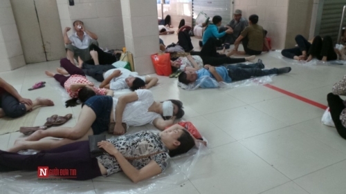 Hàng trăm bệnh nhân nằm vạ vật tránh nắng nóng ở BV lớn nhất Thủ đô - Ảnh 4