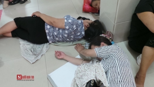 Hàng trăm bệnh nhân nằm vạ vật tránh nắng nóng ở BV lớn nhất Thủ đô - Ảnh 5
