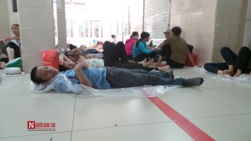 Hàng trăm bệnh nhân nằm vạ vật tránh nắng nóng ở BV lớn nhất Thủ đô - Ảnh 6