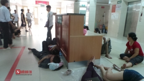 Hàng trăm bệnh nhân nằm vạ vật tránh nắng nóng ở BV lớn nhất Thủ đô - Ảnh 7