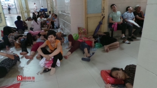 Hàng trăm bệnh nhân nằm vạ vật tránh nắng nóng ở BV lớn nhất Thủ đô - Ảnh 9