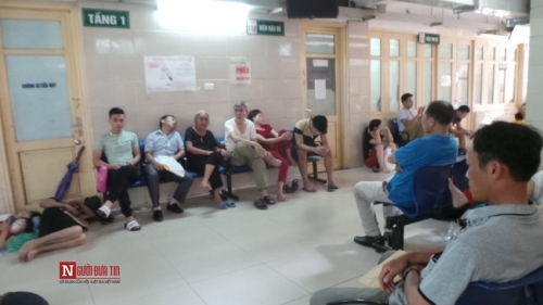 Hàng trăm bệnh nhân nằm vạ vật tránh nắng nóng ở BV lớn nhất Thủ đô - Ảnh 10