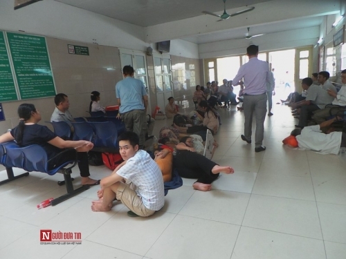 Hàng trăm bệnh nhân nằm vạ vật tránh nắng nóng ở BV lớn nhất Thủ đô - Ảnh 11