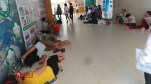 Hàng trăm bệnh nhân nằm vạ vật tránh nắng nóng ở BV lớn nhất Thủ đô - Ảnh 12