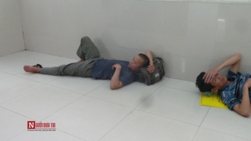 Hàng trăm bệnh nhân nằm vạ vật tránh nắng nóng ở BV lớn nhất Thủ đô - Ảnh 13