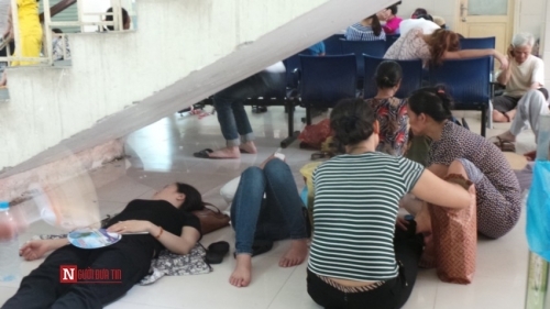 Hàng trăm bệnh nhân nằm vạ vật tránh nắng nóng ở BV lớn nhất Thủ đô - Ảnh 14
