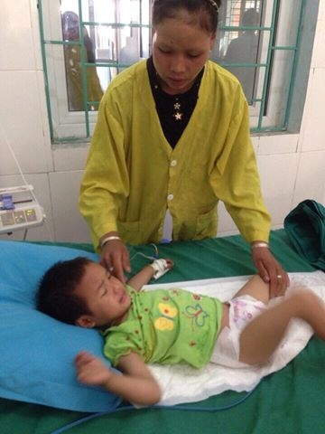  Bé Triệu Thị Hương đang được mẹ chăm sóc khi điều trị ở Bệnh viện đa khoa Hà Giang. Ảnh: Thanh Hùng 