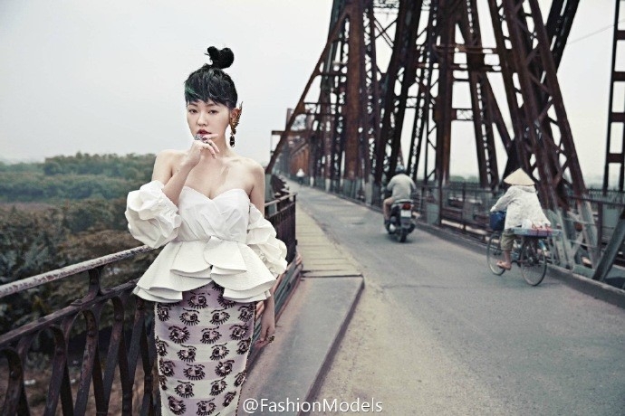 Ngam tron bo anh o Ha Noi cua MC Tieu S tren Vogue hinh anh 3