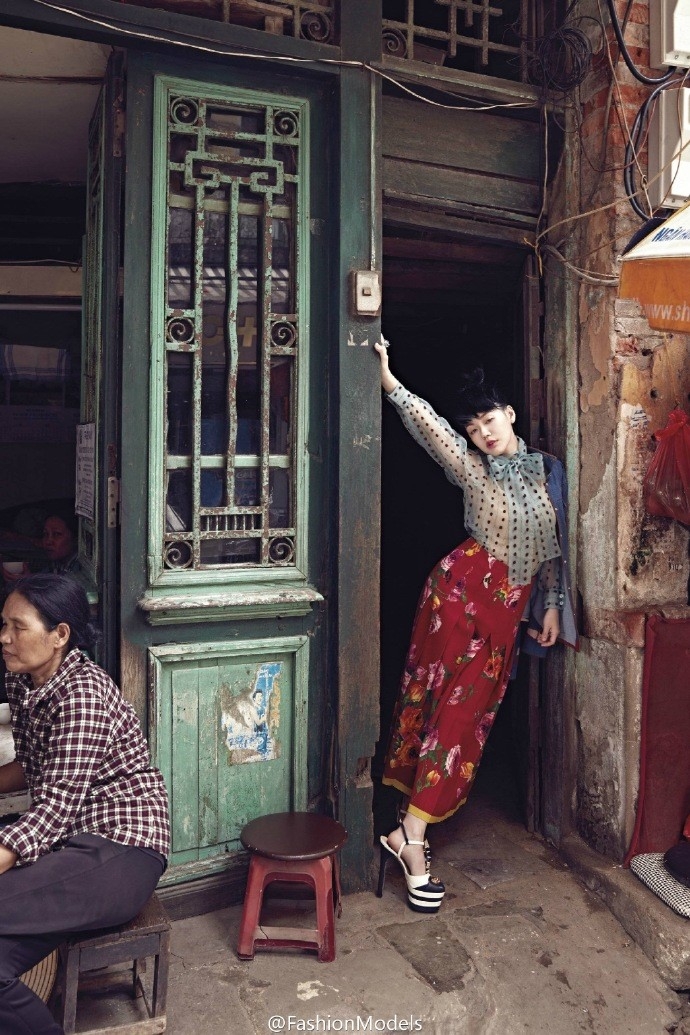Ngam tron bo anh o Ha Noi cua MC Tieu S tren Vogue hinh anh 5