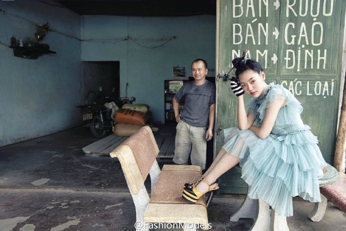 Ngam tron bo anh o Ha Noi cua MC Tieu S tren Vogue hinh anh 7
